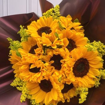 Caja gigante de Corazón con rosas & girasoles - Flores Amarillas a  Domicilio 